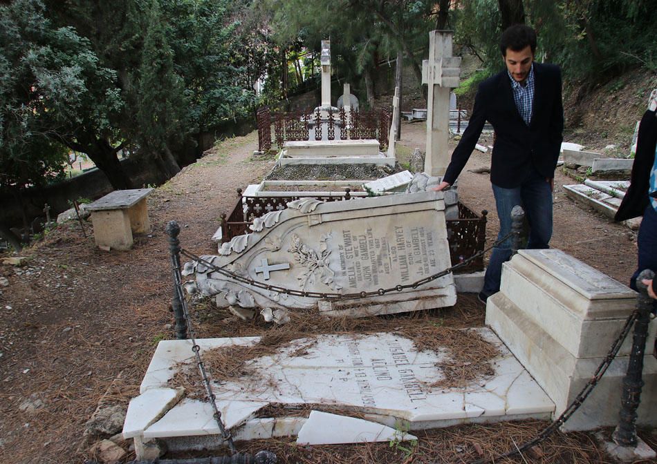 Un par de tumbas a la espera de restauración. En los últimos tiempos, algunas familias han pagado la restauración de las tumbas de sus antepasados, coincidiendo con la mejora del camposanto.