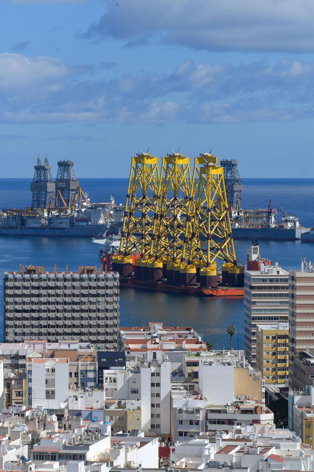 El buque Fan Zhou 10 recala en el Puerto de Las Palmas con estructuras para aerogeneradores