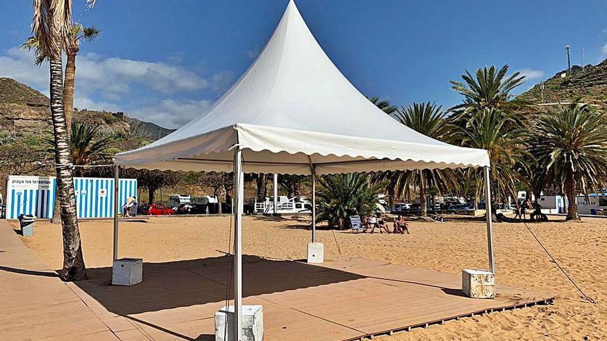 Carpa instalada en el acceso 1 de la playa de Las Teresitas.