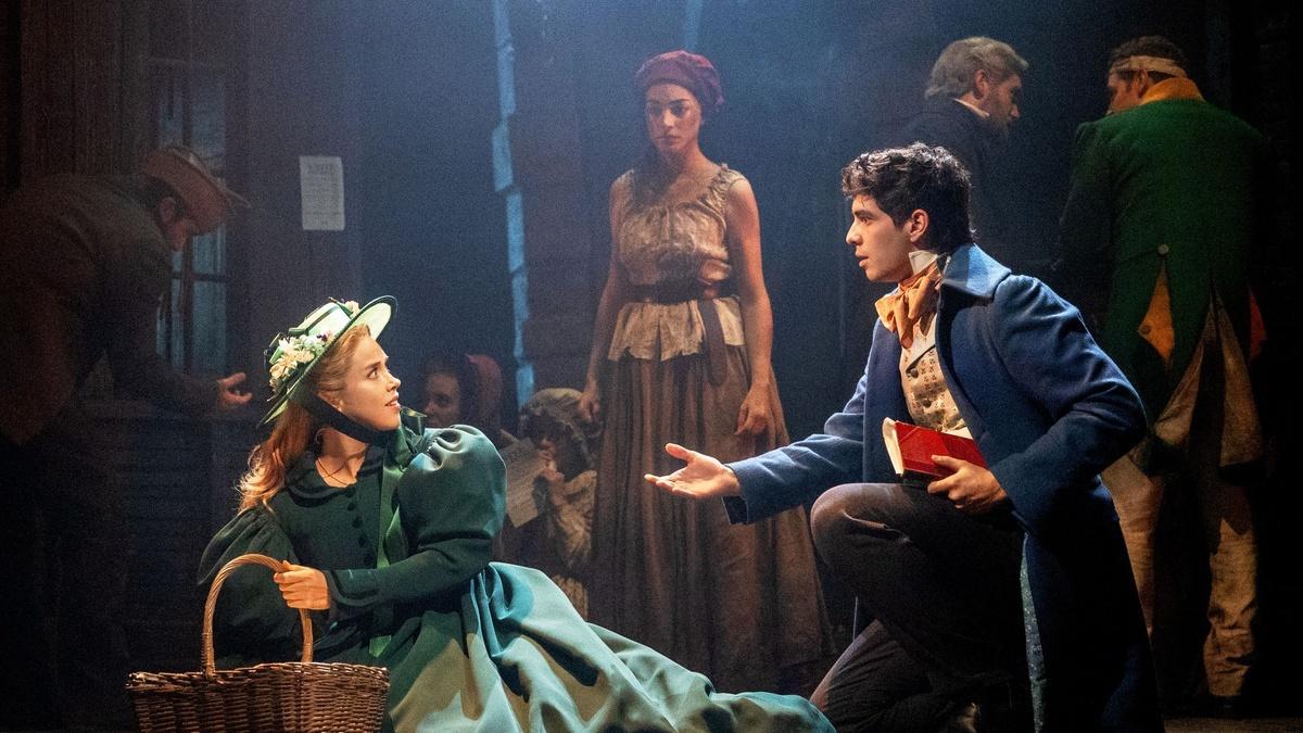 Àlexia Pascual como Cosette y Quique Niza como Marius, en una escena de 'Los Miserables'