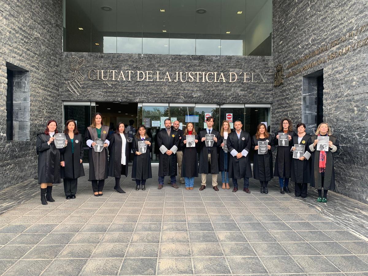 Imagen de una concentración de LAJ en la Ciudad de la Justicia de Elche durante la huelga.