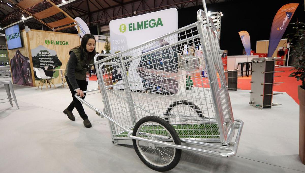 Yomar Gerpe maneja el carro de terneros en su stand de Elmega. |   // BERNABÉ/JAVIER LALÍN