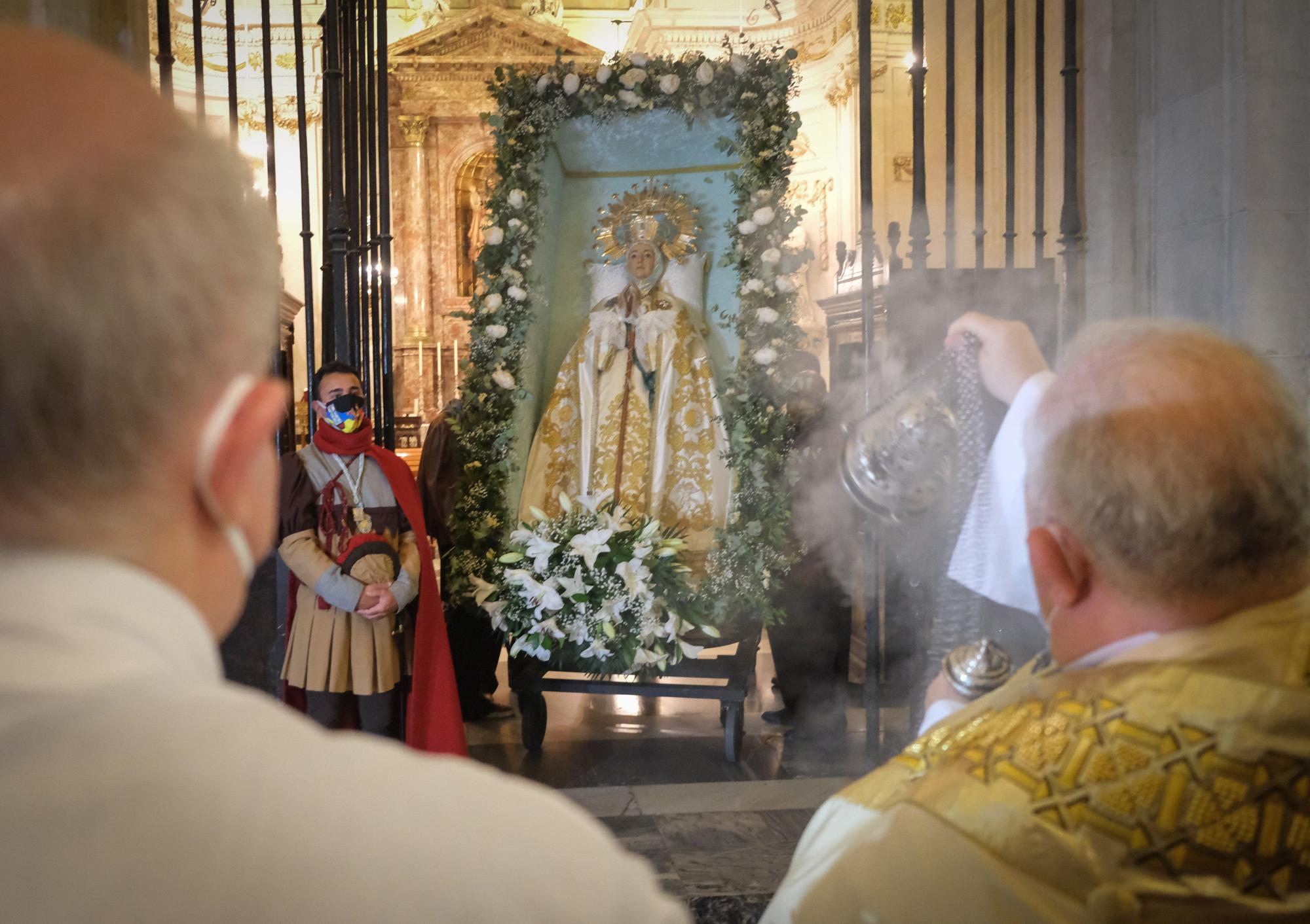 Encuentro íntimo con la Patrona. Los ilicitanos agasajan en Santa María a la Virgen confiados en recuperar en 2022 todo el esplendor de las fiestas de la Venida