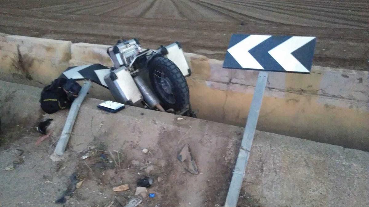 Una moto accidentada en la acequia del Camí Fondo de Alboraia
