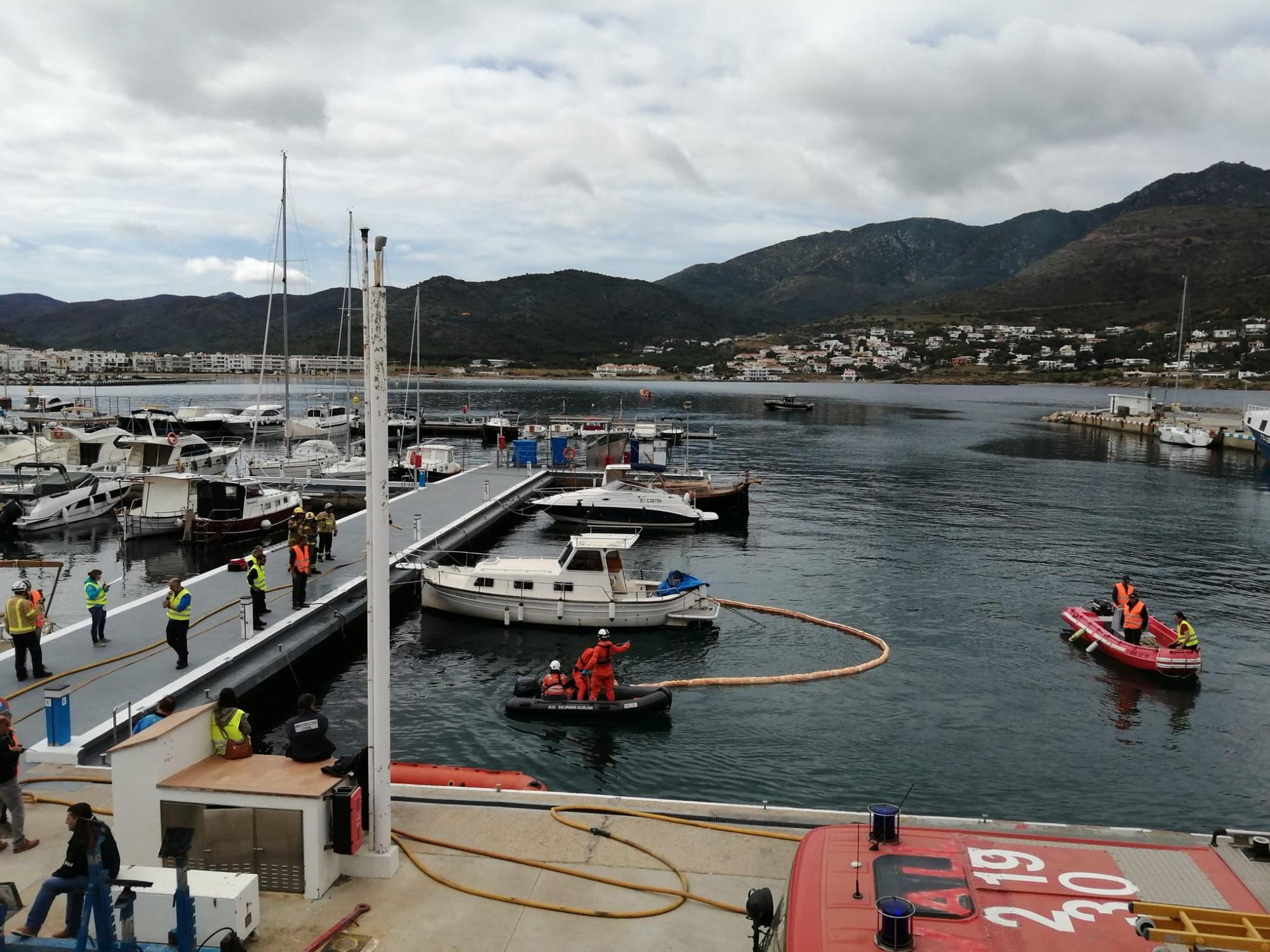 Simulacre d'incendi en una embarcació d'esbarjo al Port de la Selva