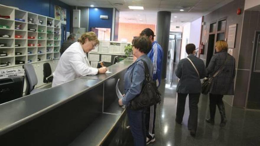 La recepción del centro de salud de Ausiàs March, en una imagen de archivo.