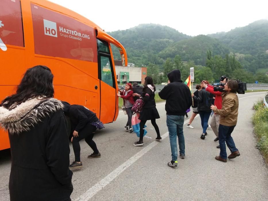 Atacan al autobús de HazteOir en Pola de Lena y lo persiguen hasta Oviedo