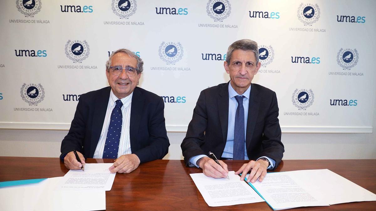 El rector de la Universidad de Málaga, José Ángel Narváez, y el presidente del consejo de administración de Fundalogy Unicaja, José M. Domínguez,  han firmado el acuerdo de colaboración.