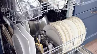 Adiós a aclarar los platos: la razón por la que no debes darle un agua antes de meterlos en el lavavajillas
