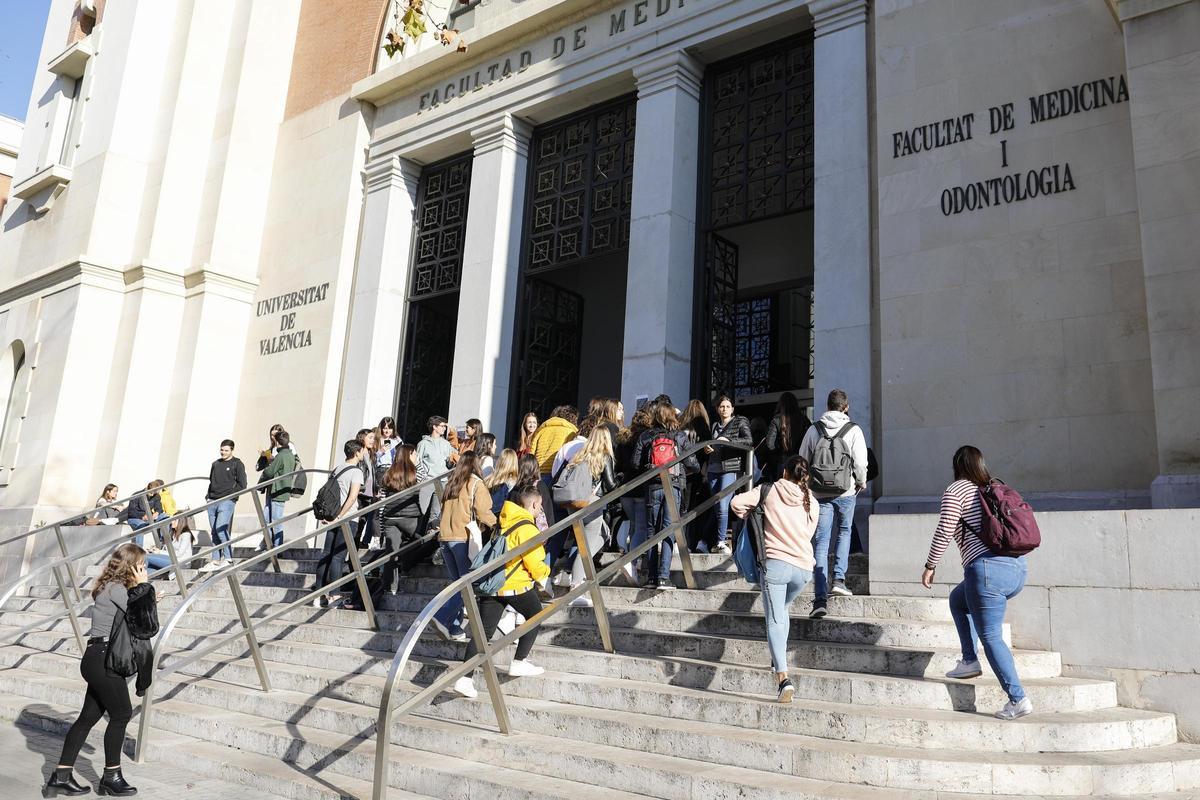 Estudiantes accediendo a la Facultat de Medicina de la Universitat de València (UV) en el campus de Blasco Ibáñez.