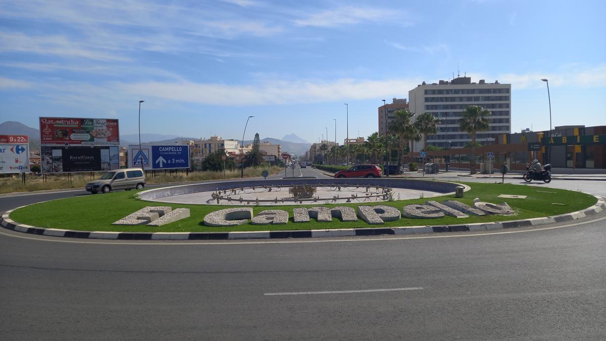 La fuente a la entrada al casco urbano desde Sant Joan por la antigua N-332, también sin agua