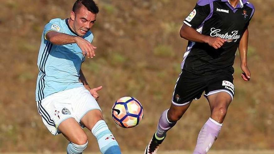 Iago Aspas golpea el balón durante un partido contra el Valladolid en Melgaço. // Marta G.Brea