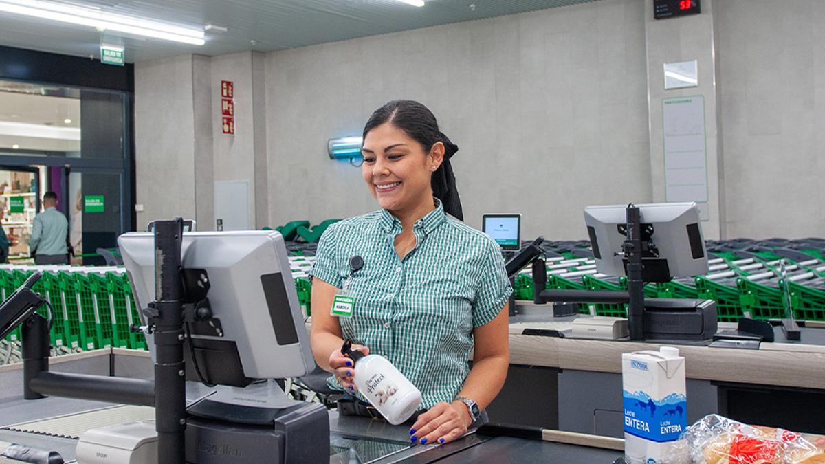 Trabajadora de Mercadona, contratada en la campaña de verano de 2024.