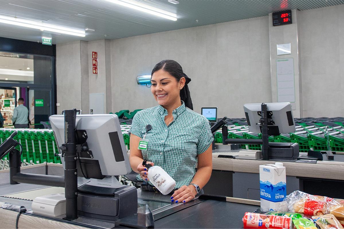 Trabajadora de Mercadona, contratada en la campaña de verano de 2024.