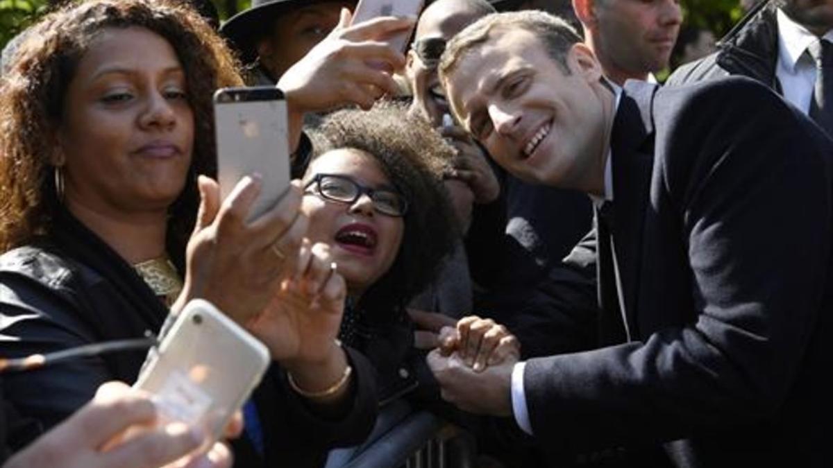 El presidente electo francés, Emmanuel Macron, posa para un selfi junto a unas simpatizantes, ayer en París.