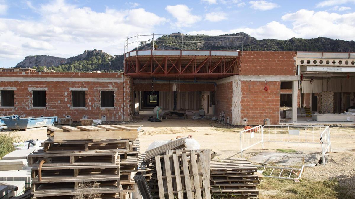 El esqueleto del colegio Pla de la Mezquita, con las obras paralizadas.