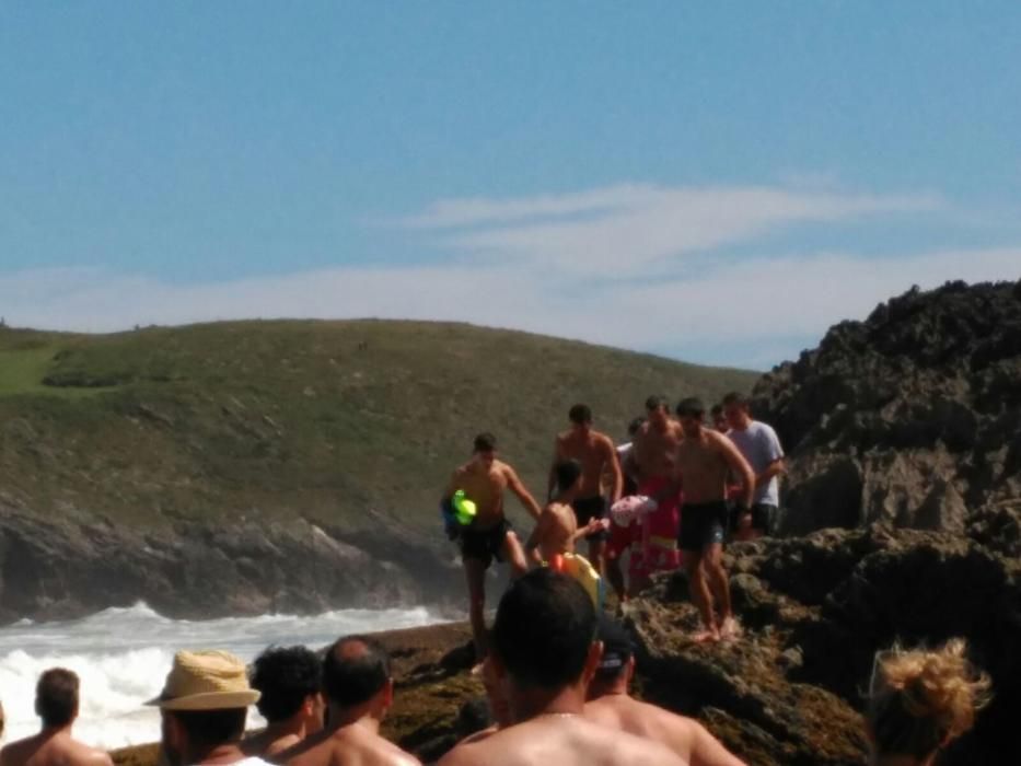 Rescate en la cala de Sorraos en Llanes