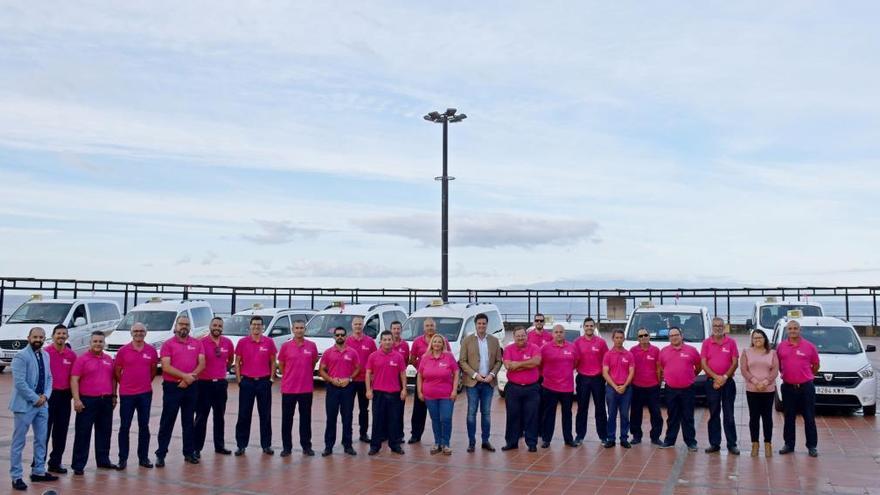 La Asociación Taxis de Santiago del Teide da visibilidad a la lucha contra el cáncer de mama