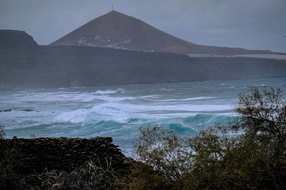 Olas de gran tamaño en el litoral norte de Gran Canaria.