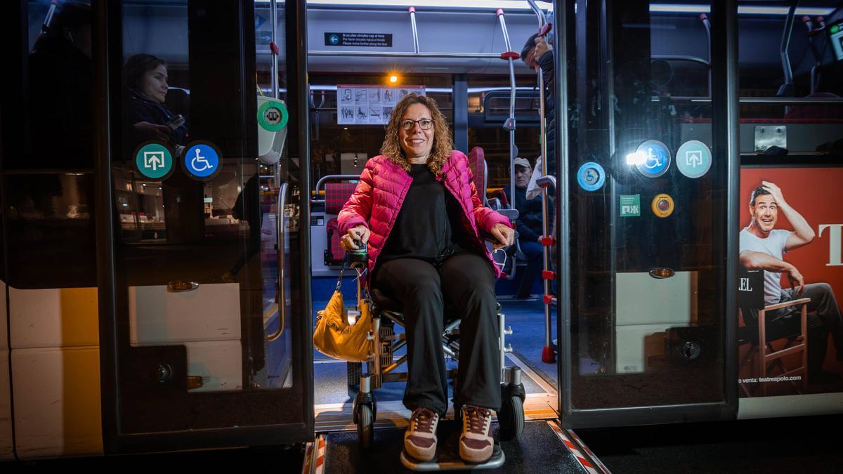 Montse Font nos enseña algunos de los obstáculos de accesibilidad que encuentra por Barcelona