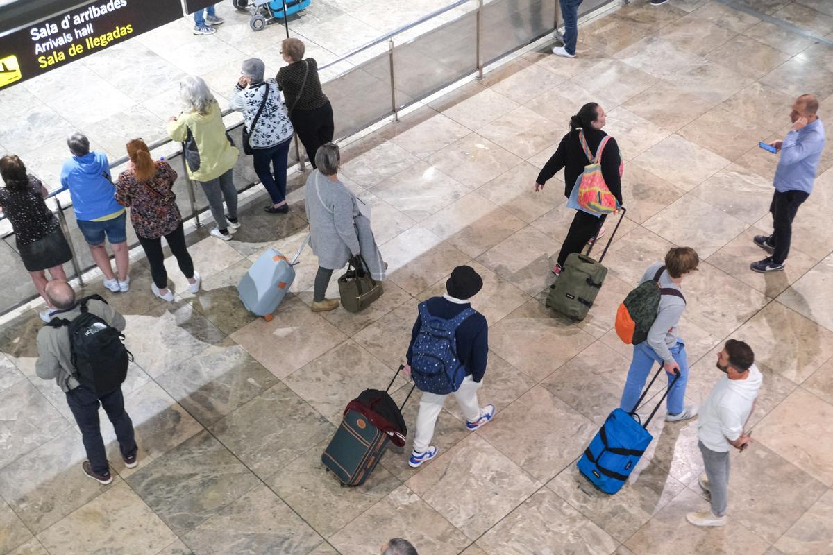 Turistas llegando este miércoles al aeropuerto de Alicante-Elche