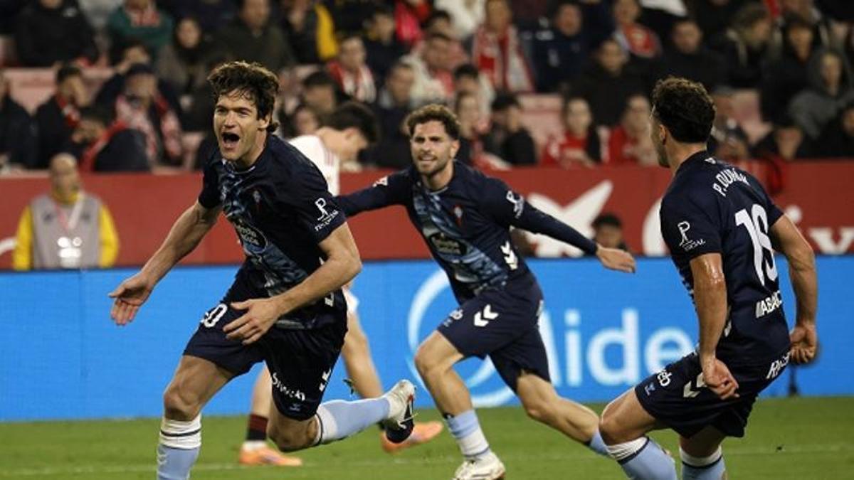 Marcos Alonso celebra un gol en el Pizjuán.