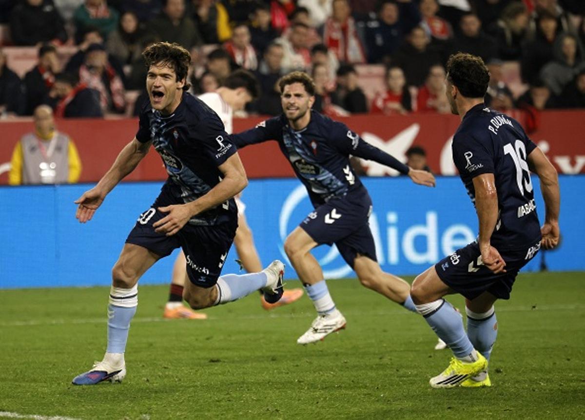 Marcos Alonso celebra un gol en el Pizjuán.