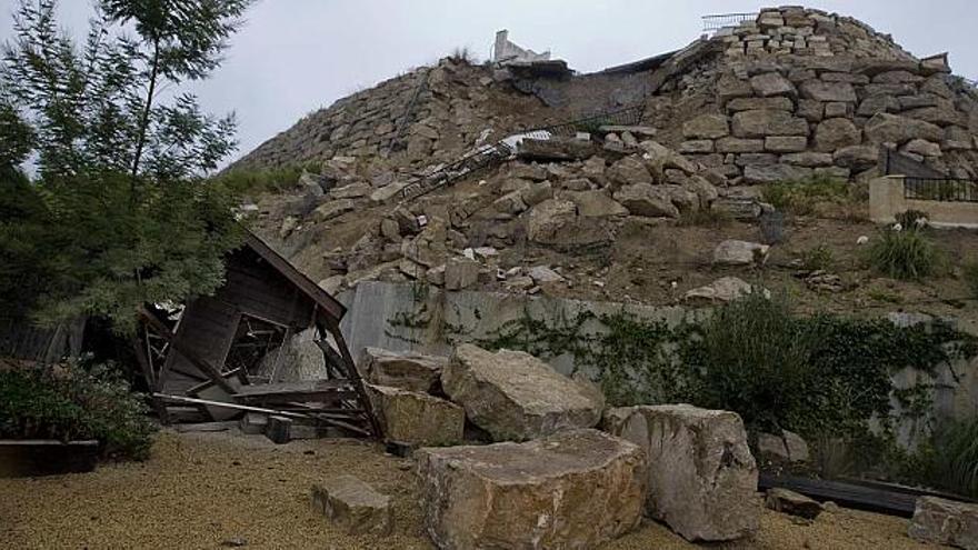 Imagen de las piedras que destrozaron la caseta de uno de los chalés al derrumbarse el muro de contención.