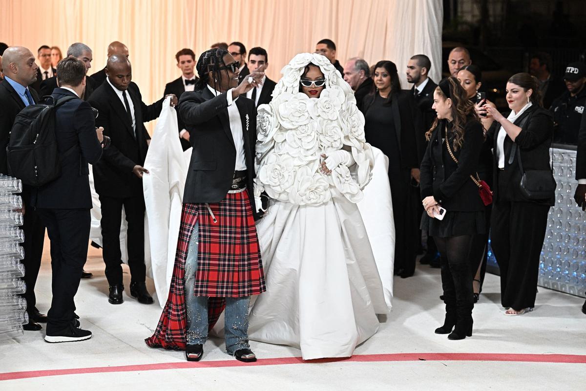 Rihanna se viste de novia para la alfombra roja - Woman