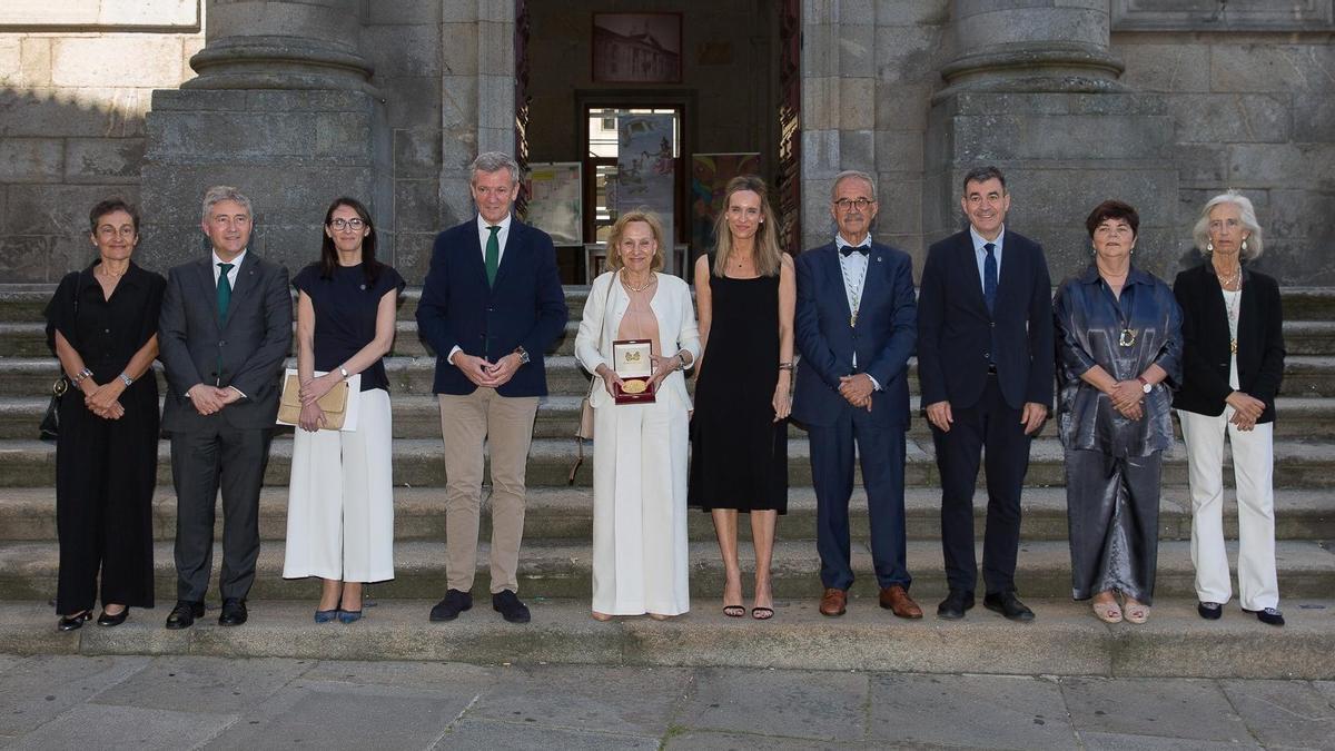 El presidente de la Xunta, Alfonso Rueda, junto a la presidenta de la Fundación Barrié, Pilar Romero, con la Medalla de Oro de la RAGC.