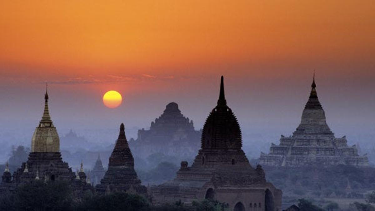 Templos de Bagán, amanecer en la llanura de las cinco mil pagodas