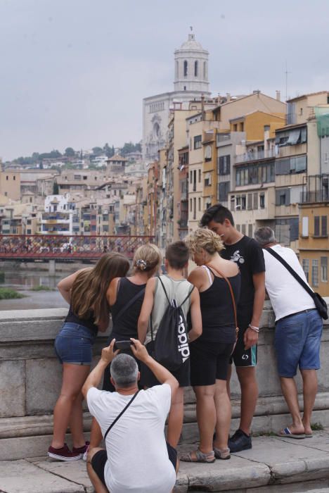 El mal temps omple la ciutat de Girona de turistes