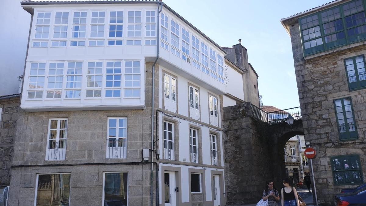 El edificio situado en el número 9 de la rúa de Mazarelos, en el casco histórico de Santiago, albergará un hotel con encanto.