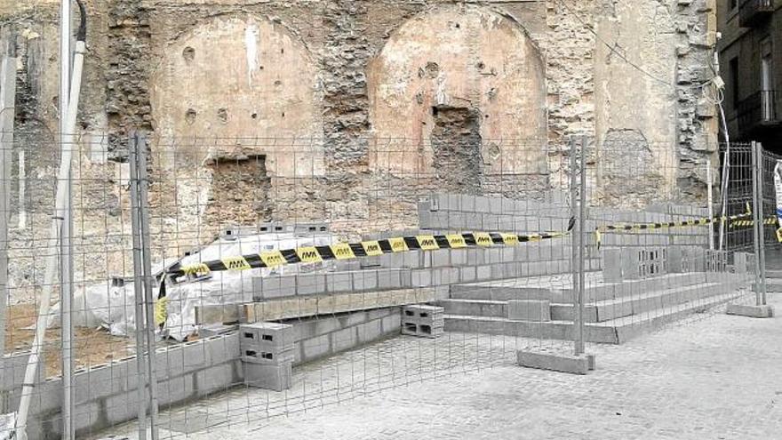 El mur que s&#039;està construint per impedir el pas al solar on hi havia la Sala Ciutat