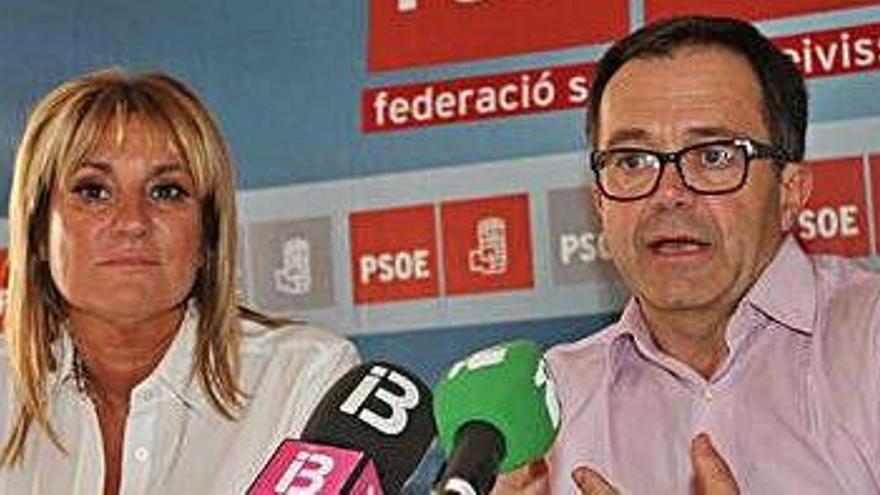 Marta Díaz y Josep Marí Ribas, en la antigua sede del PSOE, en una imagen de archivo.