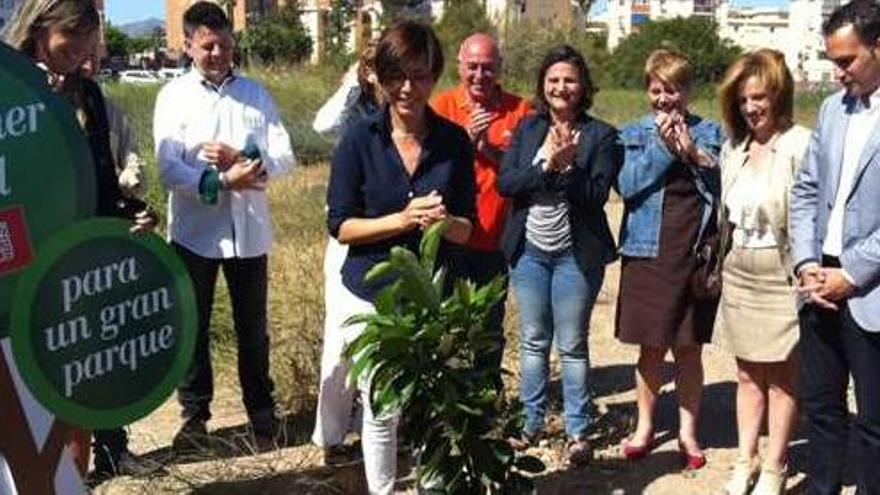 La candidata socialista plantó un árbol en los terrenos de Repsol.