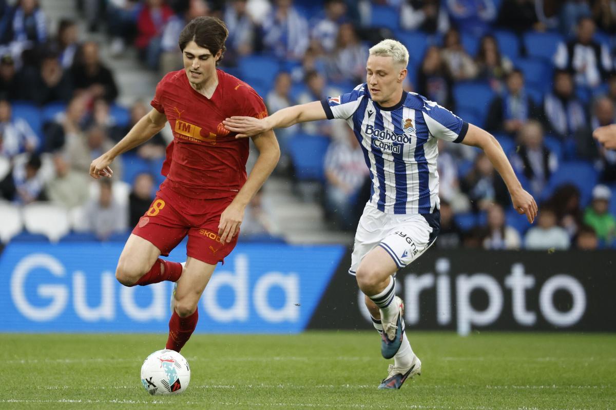 SAN SEBASTIÁN, 17/05/2026.- El delantero del Valencia Javi Guerra (i) lucha con Beñat Turrientes, de la Real Sociedad, durante el partido de la jornada 37 de LaLiga que Real Sociedad y Valencia CF disputan este domingo en el estadio de Anoeta. EFE/Juan Herrero