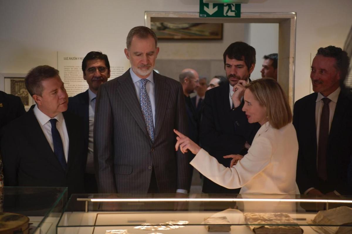 El Rey, durante la inauguración del MNAE, rodeado de Emiliano García Page (izda), Ernest Urtasun y la directora y el comisario del museo, Beatriz Patiño y Ángel Martínez Roger.
