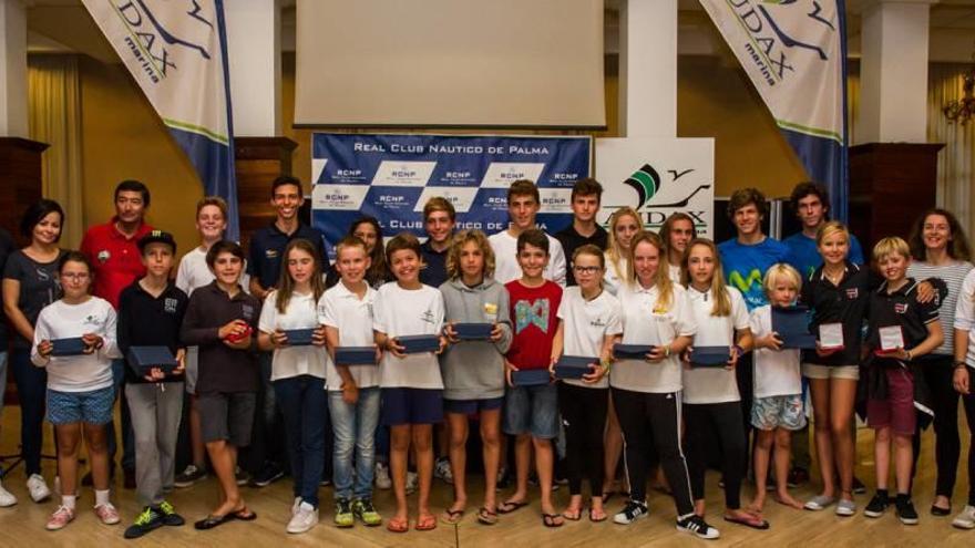 Todos los regatistas premiados en la Regata Audax Marina del Real Club Náutico de Palma.