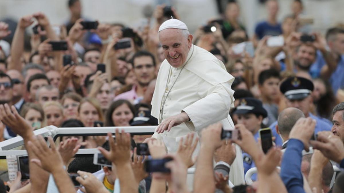 Recibimiento masivo al papa Francisco a su llegada a Tirana (Albania), este domingo
