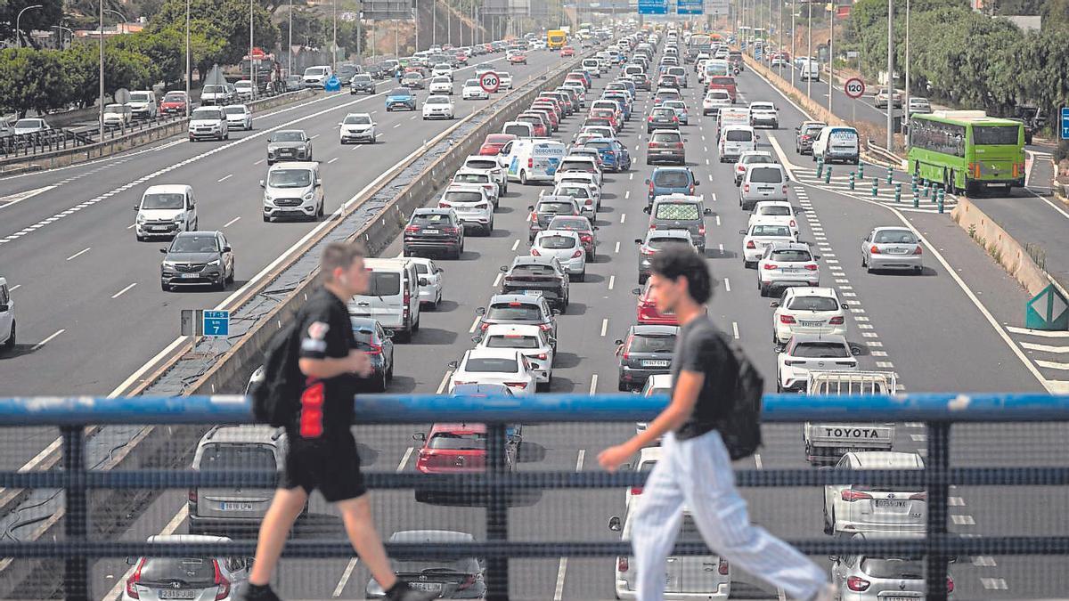 Retención de tráfico en la Autopista del Norte (TF-5) a la altura de Guajara