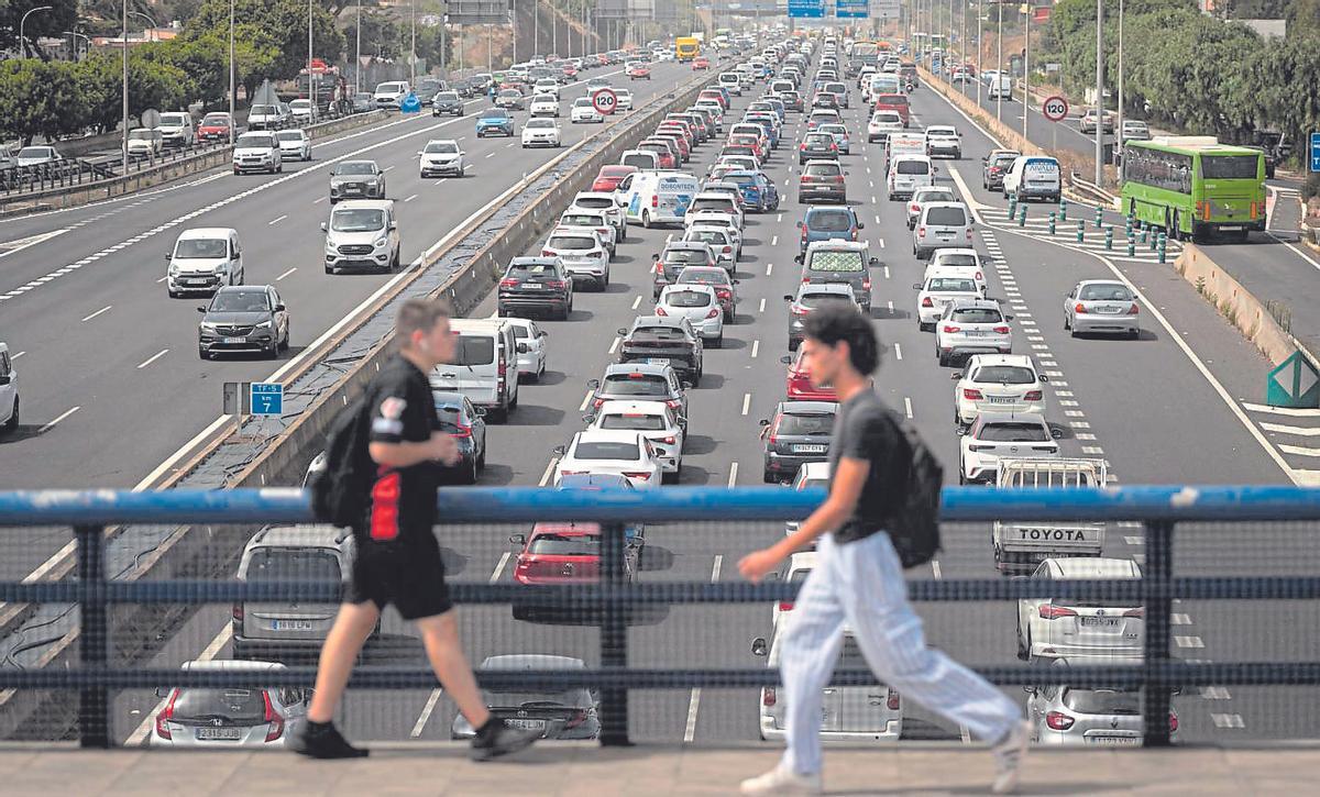 Retención de tráfico en la Autopista del Norte (TF-5).