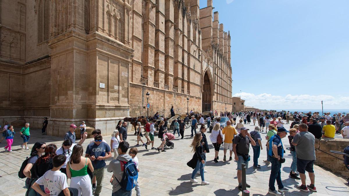 Los viajes de los españoles bajan en verano un 3,6%, pero sube su gasto