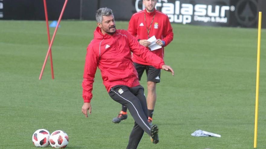 Gustavo Munúa golpea un balón durante un entrenamiento en el Cartagonova.