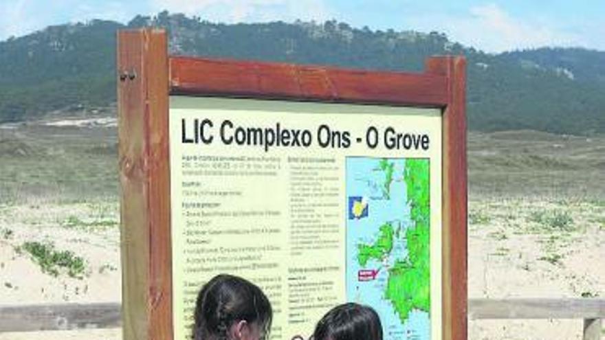Visitantes en el Lugar de Interés Comunitario Ons-O Grove. // Muñiz