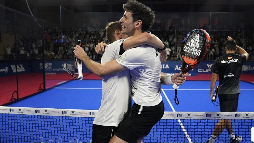 Franco Stupaczuk y Alejandro Ruiz celebran su victoria sobre la pareja primera cabeza de serie del torneo.