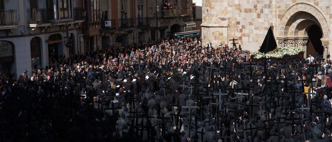 Cofrades y público acompañan a la Virgen de la Soledad en la entrada a su templo, San Juan, tras la procesión. | Jose Luis Fernández