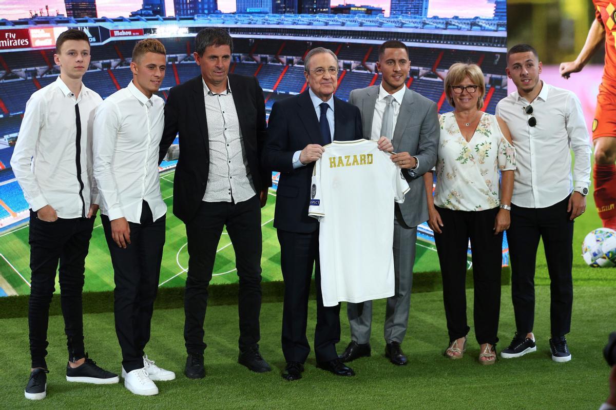 Eden Hazard, junto a Florentino Pérez, el día de su presentación con el Real Madrid.
