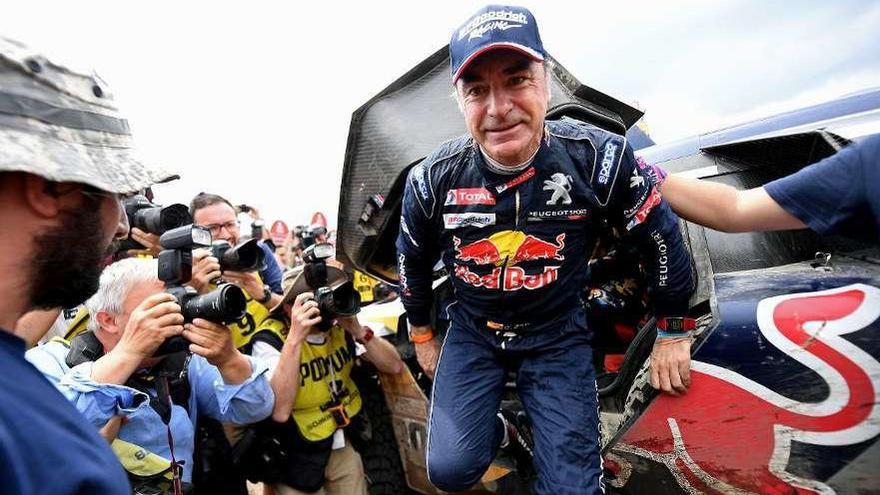 Carlos Sainz tras ganar la pasada edición del Dakar.