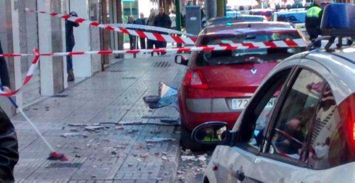 Dos heridos, uno grave, al caerles encima la copa de una palmera por el vendaval